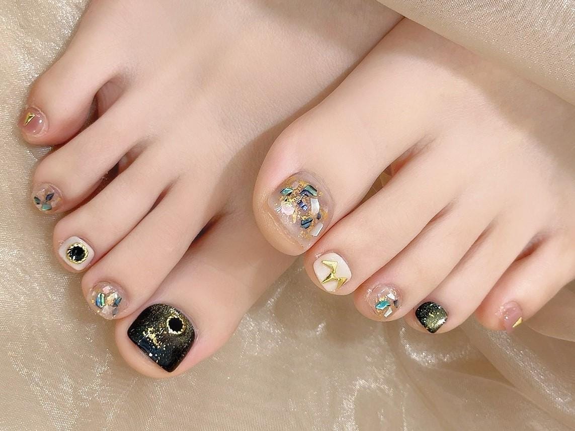 Celestial Sparkle Press-On Toe Nails–Black, Nude & Gold Foil Set glue on artificial faux nails starry holographic cosmic night toe nail art