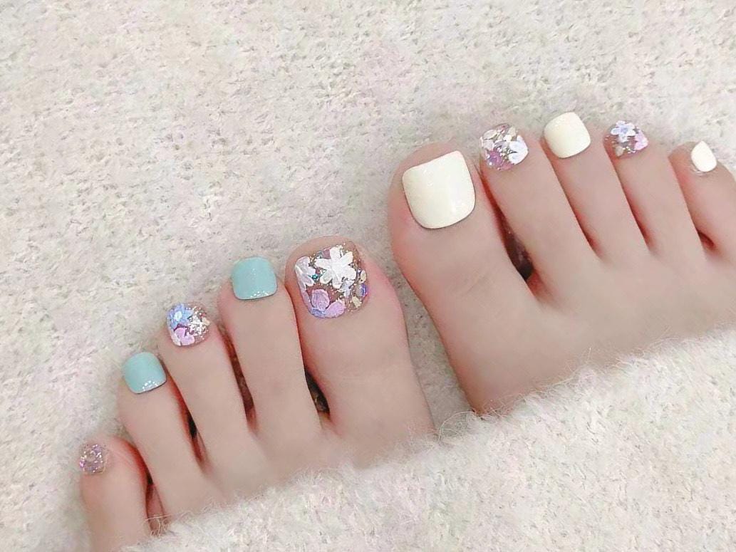 Pastel Floral Press-On Toe Nails | Glitter Flower Pedicure Set | Spring Reusable Toe Nail Art