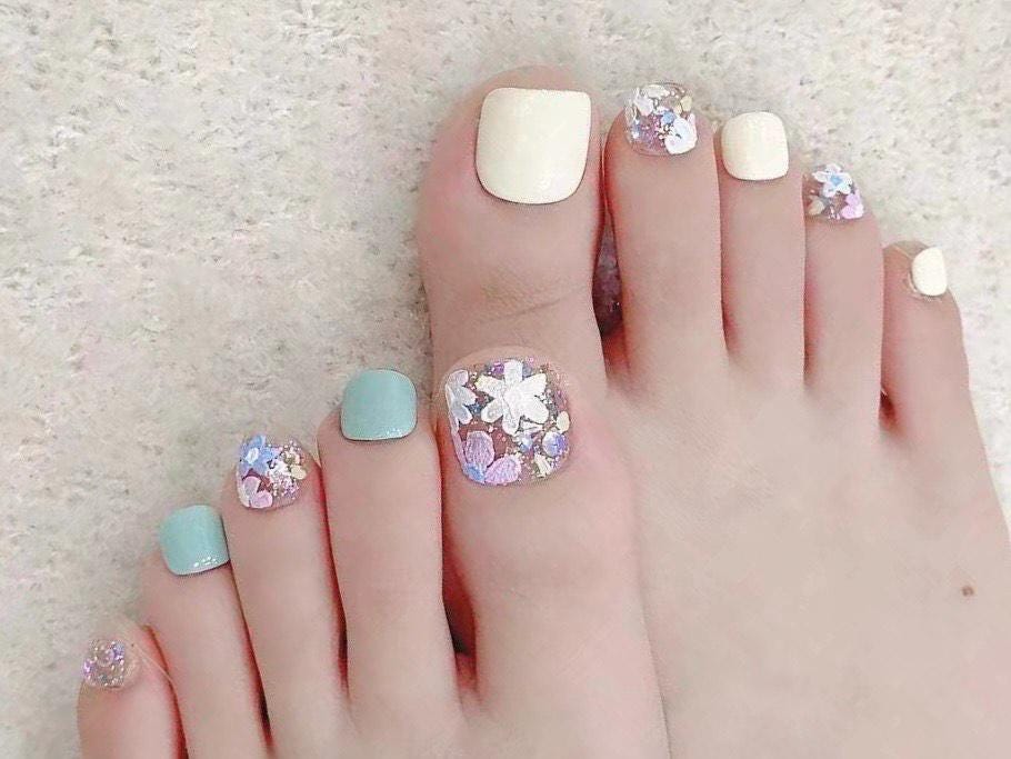 Pastel Floral Press-On Toe Nails | Glitter Flower Pedicure Set | Spring Reusable Toe Nail Art
