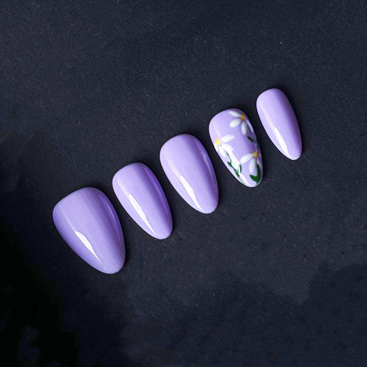Lavender Daisy Press-On Nails – Soft Purple Floral Spring Set. Artificial reusable fake glue on faux manicure nails trendy art.