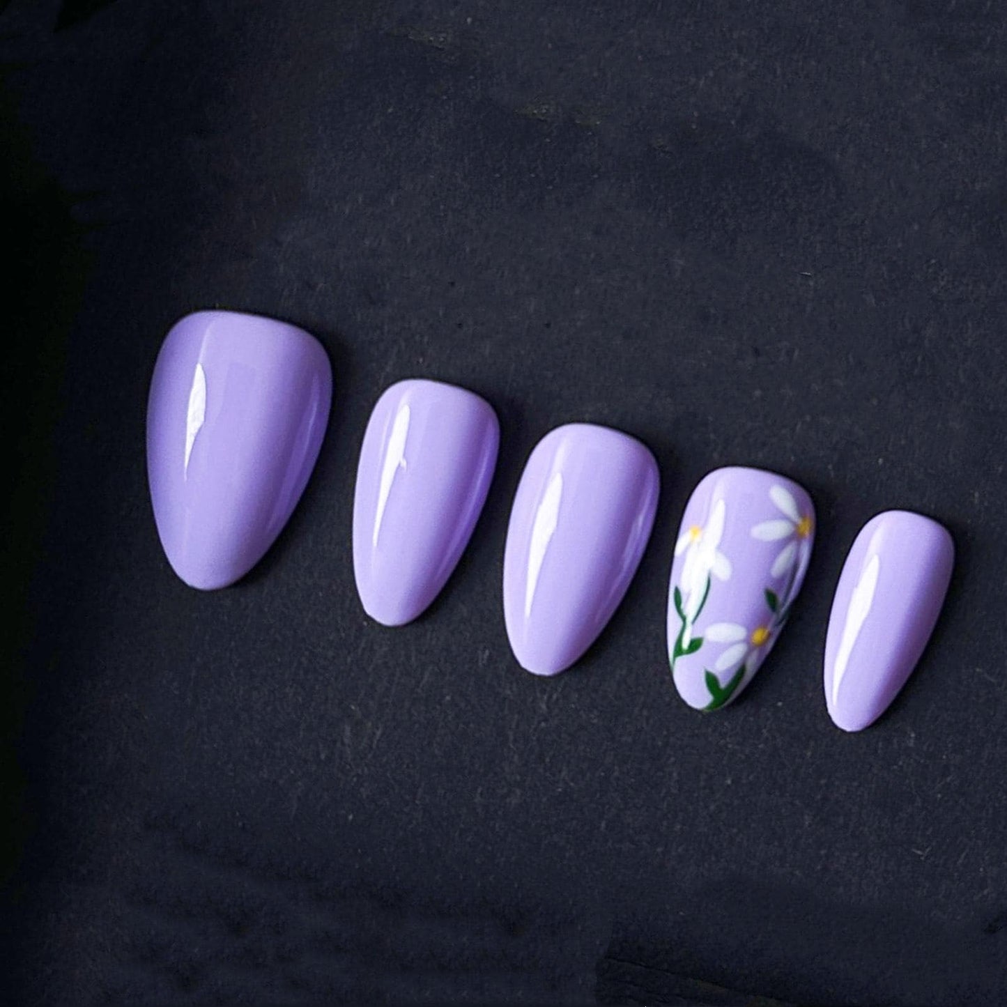 Lavender Daisy Press-On Nails – Soft Purple Floral Spring Set. Artificial reusable fake glue on faux manicure nails trendy art.