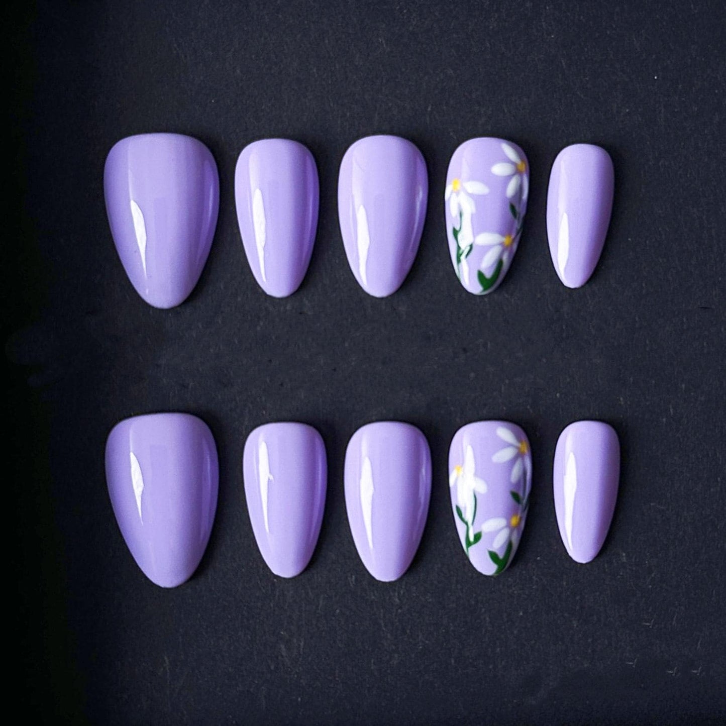 Lavender Daisy Press-On Nails – Soft Purple Floral Spring Set. Artificial reusable fake glue on faux manicure nails trendy art.
