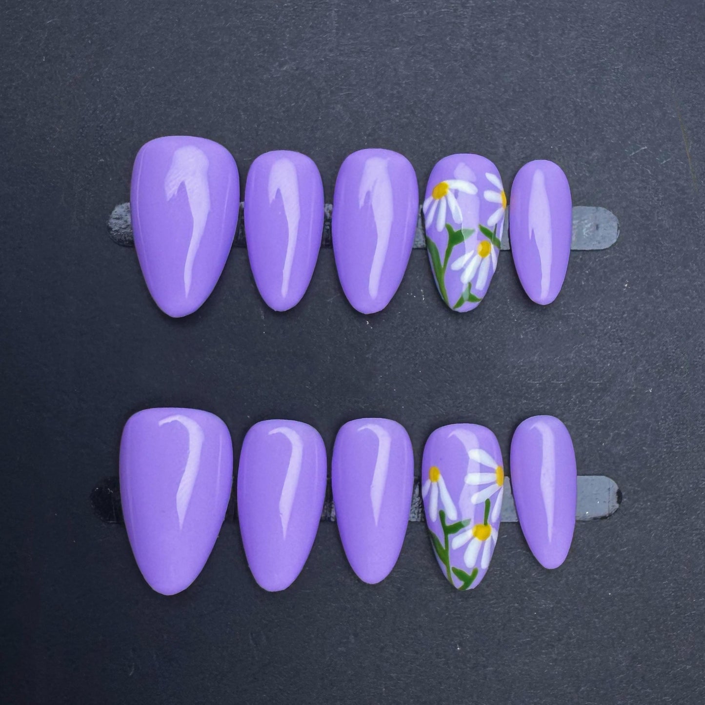Lavender Daisy Press-On Nails – Soft Purple Floral Spring Set. Artificial reusable fake glue on faux manicure nails trendy art.