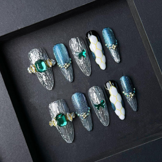Metallic Emerald Press On Nails – Cracked Chrome Blue Glitter Snake Skin Design. Artificial reusable fake glue on manicure nails trendy art.
