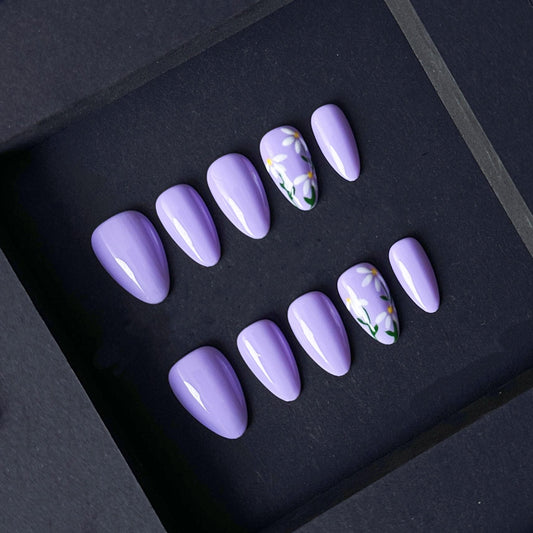 Lavender Daisy Press-On Nails – Soft Purple Floral Spring Set. Artificial reusable fake glue on faux manicure nails trendy art.